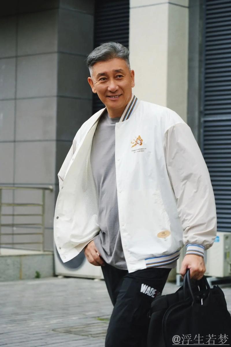 深圳男篮发布明日迎战青岛队比赛海报